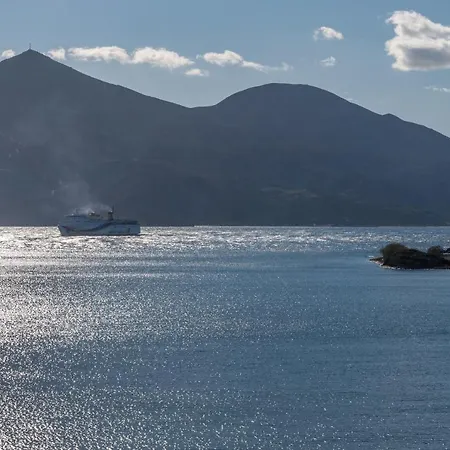 Il Porto Di Milos Adamantas (Milos)